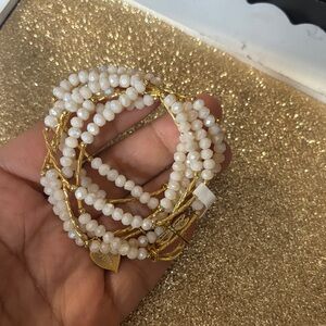 Elegant Gold and White Beaded Bracelet child
Niña semanario
